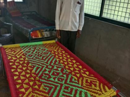 Bed weaving industry opportunities | खाट विणकामातून साधली उद्योगाची संधी