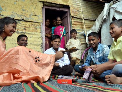 'Lakshmi' feet walks on the feet of the brothers | ‘लक्ष्मी’च्या पावलांनी केली भावांची ओवाळणी