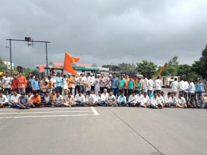 Maharashtra Bandh: Chorus of Maratha Samaj Bandh in Karhad | Maharashtra Bandh : कऱ्हाडात मराठा समाजबांधवांचे सामूहिक मुंडण, तासवडे टोलनाक्यावर भजन