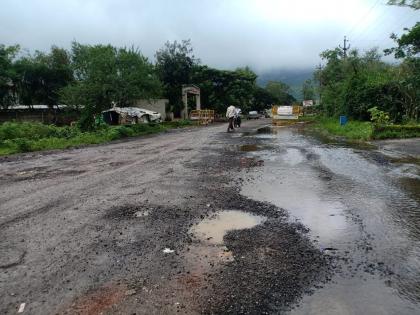 Road culvert entering Trimbakeshwar city! | त्र्यंबकेश्वर शहरात प्रवेश करणाऱ्या रस्त्याची चाळण !