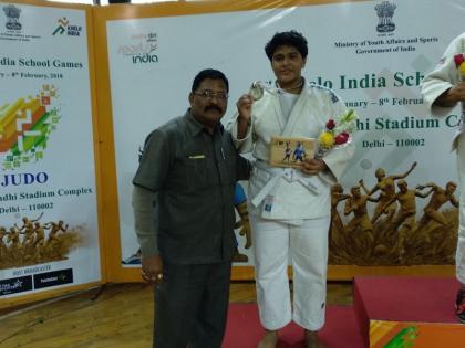 Apurva Patil's silver medal for the Games India contest | खेलो इंडिया स्पर्धेत ठाण्याच्या अपूर्वा पाटीलला रौप्यपदक