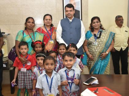 On the day of the World Post, the students of Thane gave post cards to the Chief Minister | जागतिक टपाल दिनानिमित्त ठाण्यातील विद्यार्थ्यांनी मुख्यमंत्र्यांना दिली पोस्ट कार्डस