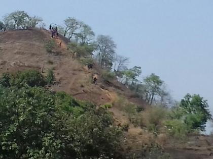 Nine tourists stranded on the hilltop of Thane are safely rescued | ठाण्याच्या डोंगर माथ्यावर अडकलेल्या नऊ पर्यटकांची सुखरुप सुटका