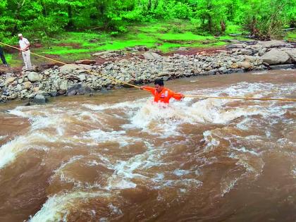 Damage to the dam: Despite being ill, they immerse themselves in duties |  तिवरे धरणफुटी : आजारी असतानाही ते कर्तव्यात मग्न