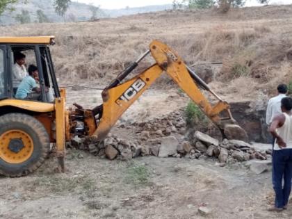 The digging of the well started as soon as Handamorcha signaled | हंडामोर्चाचा इशारा देताच विहिरीची खोदाई सुरू