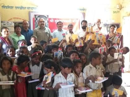  Distribution of literature to students of Hedulipada | हेदूलीपाडा येथील विद्यार्थ्यांना साहित्य वाटप