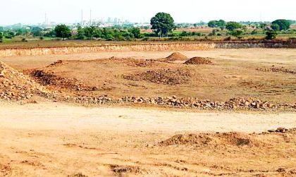 Land in Inzapur Shivar reached | इंझापूर शिवारातील जमीन पोखरली