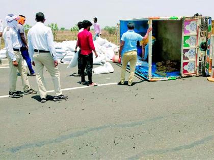 The cargo overturned due to a flat tire | टायर फुटल्याने मालवाहू उलटला The cargo overturned due to a flat tire | टायर फुटल्याने मालवाहू उलटला