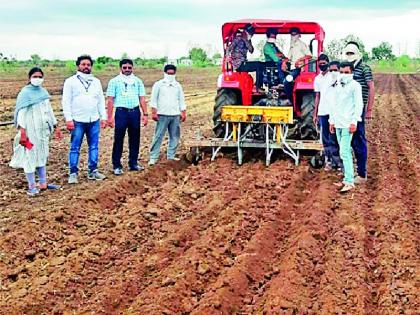 Pulses will be planted in 'Wund Varamba Sari' method | ‘रुंद वरंबा सरी’ पद्धतीने होणार कडधान्याची लागवड Pulses will be planted in 'Wund Varamba Sari' method | ‘रुंद वरंबा सरी’ पद्धतीने होणार कडधान्याची लागवड