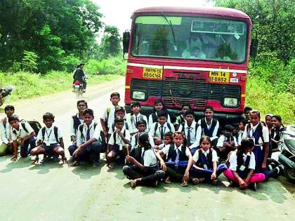 Stop the streets of the village with students | विद्यार्थ्यांसह गावकºयांचा रस्ता रोको