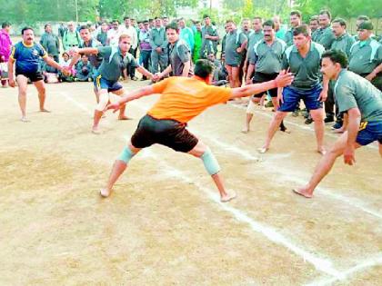 Less facilities on play ground; player injured | मैदानावर सुविधांची वानवा खेळाडू कर्मचाऱ्याला दुखापत