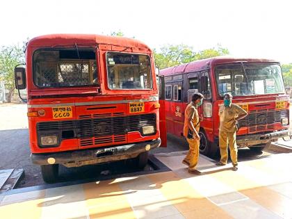 Locked in 'Lalpari' depot due to lack of passengers | प्रवाशांअभावी ‘लालपरी’ आगारातच लॉक