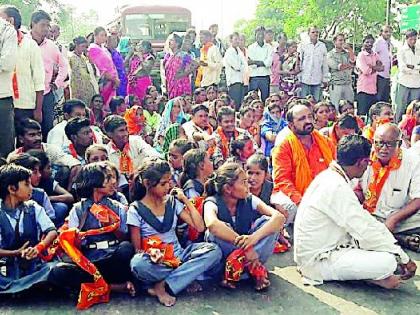 Stop the way for the drinking water in Karanavadi | करणवाडीत दारूबंदीसाठी रास्ता रोको