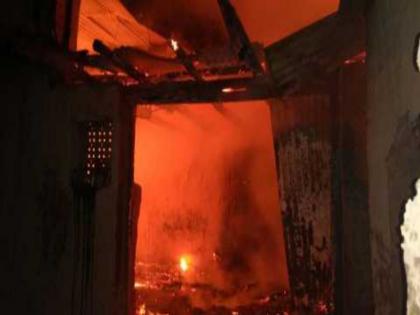 A worker died in a huge fire at a scrap godown | गंज पेठेत लागलेल्या आगीत मृत्युमुखी पडलेली व्यक्ती कोरोना पॅाझिटिव्ह