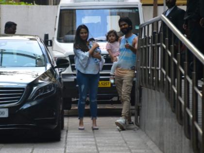 Shahid kapoor and Mira rajput leave for home with thier son zain | पाहा, शाहिद कपूर अन् मीरा राजपूतचा मुलगा झेनची पहिली झलक!!