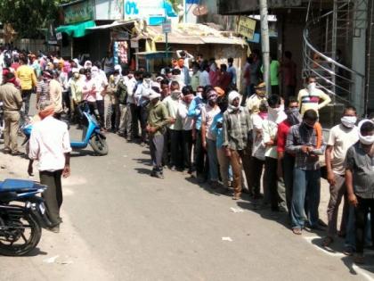 Unprecedented crowd in front of liquor shop in Yavatmal district | यवतमाळ जिल्ह्यात दारुच्या दुकानापुढे अभूतपूर्व गर्दी