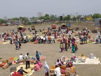 The fear of Corona on the one hand and the urgency of basic needs on the other | एकीकडे कोरोनाचे भय तर दुसरीकडे मुलभूत गरजांची निकड