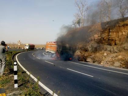 The rolling truck in Wardha district suddenly burnt | वर्धा जिल्ह्यात चालत्या ट्रकने घेतला अचानक पेट