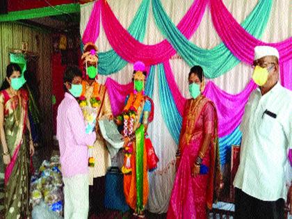 Coronavirus: Helping the needy by saving on wedding expenses; The ideal set by the family at home in front of the community | Coronavirus: विवाहसोहळ्याचा खर्च वाचवून गरजूंना मदत; समाजासमोर घरत कुटुंबाने ठेवला आदर्श