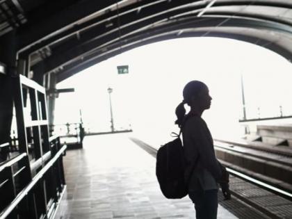 she left home and reached the railway station for marriage | अहो, 'वडील माझे लग्नच करून देत नाहीत'.. म्हणून घर सोडून 'तिने' गाठले रेल्वेस्थानक