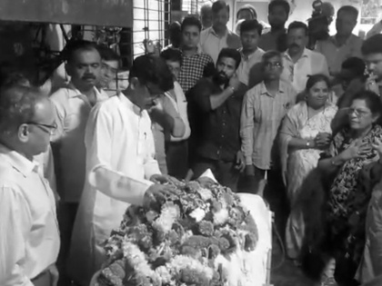 Vijay chavan death : Marathi Artist pay last tribute to Vijay chavan | Vijay chavan Funeral: विजय चव्हाण यांच्या अंतिम दर्शनासाठी लागली कलाकारांची रांग