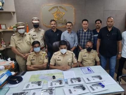 Weapons with 8 village pistols seized from Isma of Madhya Pradesh | मध्यप्रदेशहून आलेल्या इसमाला अटक, ८ गावठी पिस्तूलसह शस्त्रसाठा जप्त