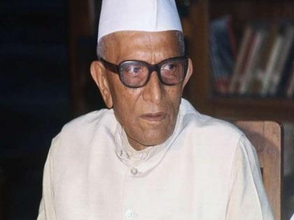 Petition against Morarji Desai rejected; Advocate fined 50 thousand by high court | मोरारजी देसाईंविरोधातील याचिका फेटाळली; वकिलालाच ठोठावला 50 हजारांचा दंड