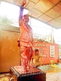 Aurangabad statue of Savarkar statue | औरंगाबादेत सावरकर पुतळ्याची विटंबना