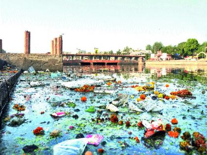  The festooned goddess is unclean; Apathy of municipal administration | सणासुदीत गोदामाई अस्वच्छ ;  महापालिका प्रशासनाची उदासीनता