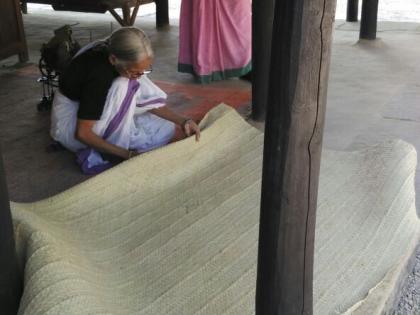 Sitting mats of Gandhi era are still safe in Sewagram ashram | सेवाग्राम आश्रमात आजही जपल्या जातात गांधीजींच्या काळातील शिंदोळ्याच्या चटया