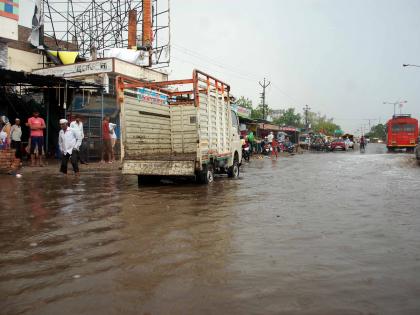 Rainfall of half a sage metropolitan | अर्ध्या वाळूज महानगराला पावसाचा तडाखा