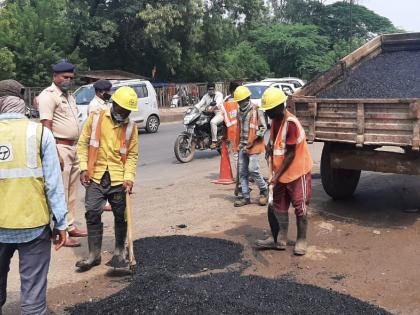 Pit filling campaign to prevent accidents | अपघात रोखण्यासाठी खड्डे बुजविण्याची मोहीम