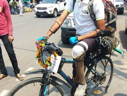 Divyaag Pradipkumar's ten thousand km cycling journey | दिव्यांग प्रदीपकुमारचा दहा हजार किमीचा सायकल प्रवास