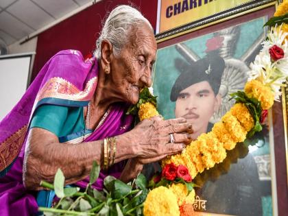 Saraswati Rajge a brave wife from Sindhudurg recounted the heartbreaking story of the 1965 India Pakistan war | पोस्टातून तार आली अन् क्षणात होत्याचं नव्हतं झालं, सिंधुदुर्गातील वीरपत्नी सरस्वती राजगे यांनी ऐकवली युद्धाची दाहकता Saraswati Rajge a brave wife from Sindhudurg recounted the heartbreaking story of the 1965 India Pakistan war | पोस्टातून तार आली अन् क्षणात होत्याचं नव्हतं झालं, सिंधुदुर्गातील वीरपत्नी सरस्वती राजगे यांनी ऐकवली युद्धाची दाहकता