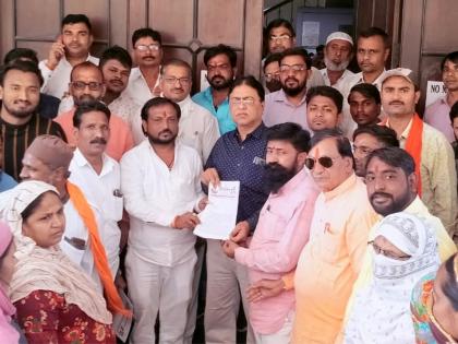 Shiv Sena demands Shirpur administration to clear water supply | पाणीपट्टी सरसकट करण्याची शिवसेनेची शिरपूर येथील प्रशासनाकडे मागणी Shiv Sena demands Shirpur administration to clear water supply | पाणीपट्टी सरसकट करण्याची शिवसेनेची शिरपूर येथील प्रशासनाकडे मागणी