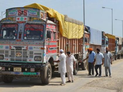 Transporters under the burden of taxes, tolls and diesel rates | टॅक्स, टोल व डिझेल दराच्या ओझ्याखाली दबले ट्रान्सपोर्टर्स