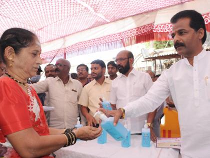 Entry to the Ambai Temple by applying sterile liquid to the hands of devotees | corona virus-भाविकांच्या हाताला स्टेरलियम द्रव लावूनच अंबाबाई मंदिरात प्रवेश