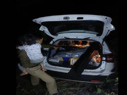 While going to Kolhapur from the village, the car crashed into the Khael valley, Kolhapur couple saved thanks to Devrukh police | मध्यरात्री खोल दरीत कार कोसळली; देवरूख पोलिस देवदूत बनून आले, अन् कोल्हापूरचे दाम्पत्य बचावले