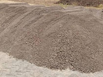 three tractors seized for transporting sand illegally | अवैधरीत्या वाळू वाहतूक करणारे तीन ट्रॅक्टर जप्त, ४.१० लाखांचा मुद्देमाल हस्तगत