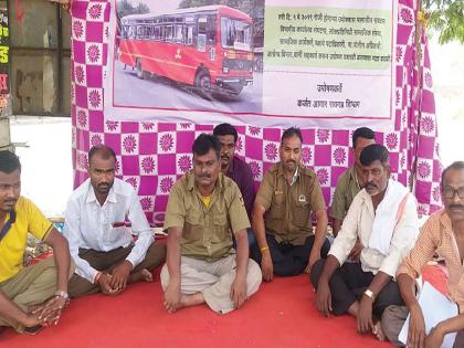 ST employees' fasting in Karjat jail | कर्जत आगारात एसटी कर्मचाऱ्यांचे उपोषण