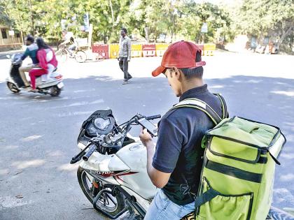 Online work; Relaxed offline! story of a delivery boy | ऑनलाइन आलं की काम; ऑफलाइन गेलं की आराम !