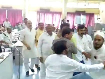 In Amravati Municipal Corporation general meeting, two group leaders clashed | अमरावती महापालिका आमसभेत धक्काबुक्की, दोन गटनेते आपसात भिडले