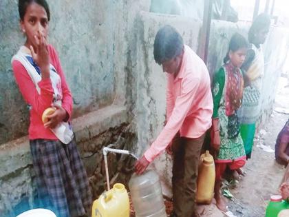 The scarcity has to be ignored by the system, storage of water, tribal population | टंचाईकडे यंत्रणेचे दुर्लक्ष, गोदामातून आणावे लागते पाणी, आदिवासींची वणवण