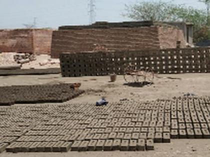 8 barbecue closure due to water scarcity | पाणीटंचाईमुळे ८ वीटभट्टी बंद 8 barbecue closure due to water scarcity | पाणीटंचाईमुळे ८ वीटभट्टी बंद