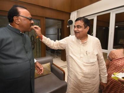 Gadkari congratulated the Bawankules while congratulating them on the post of state president | प्रदेशाध्यक्षपदाबद्दल अभिनंदन करताना गडकरींनी बावनकुळेंना भरवला पेढा