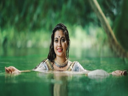 south actress anushree new photo shoot viral on social media | अनुश्री बनली नवी इंटरनेट सेन्सेशन, हिला पाहाल तर ‘व्हायरल गर्ल’ प्रिया प्रकाश वारियरला विसराल