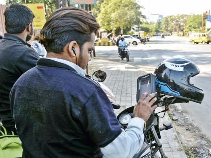 Runner or riders, dilivary boys, meet them , who are they, tel of their life! | रनर- बाईकवर स्वार कोण आहेत ही तरुण मुलं?