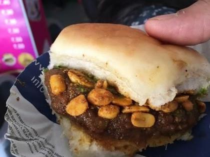 He went to eat Dabeli and lost five lakhs | आता बोला! भूक लागली म्हणून दाबेली खायला गेला आणि पाच लाख गमावून बसला