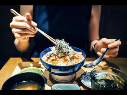 US woman finds rare pearl while eating sea food in restaurant turns it into engagement ring | रेस्टॉरंटमध्ये जेवणात कपलला सापडली मौल्यवान वस्तू, बनवली साखरपुड्याची अंगठी