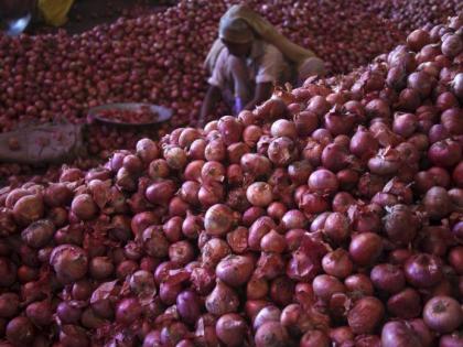 Onions are rotting in Kalmana market in Nagpur | आवक वाढल्याने नागपुरातील कळमना बाजारात सडत आहेत कांदे